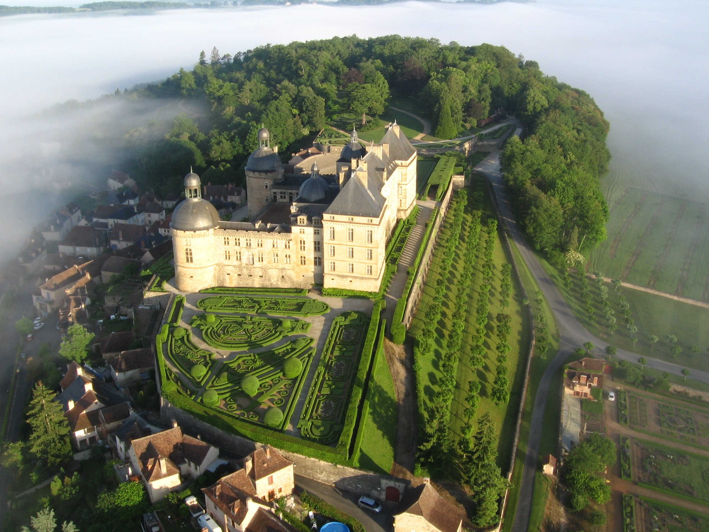 Vue aérienne © Château de Hautefort.jpg